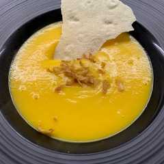 Una foto de Crema de calabaza y zanahoria con crujiente de cebolla