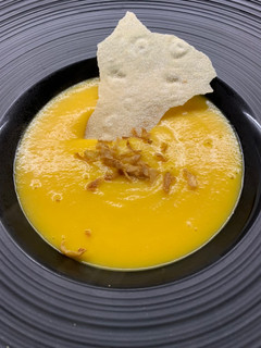 Una foto de Crema de calabaza y zanahoria con crujiente de cebolla