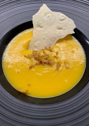 Una foto de Crema de calabaza y zanahoria con crujiente de cebolla