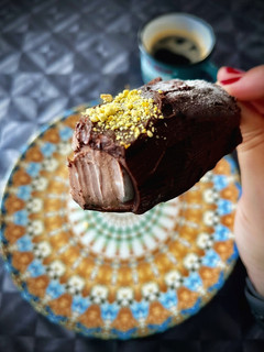 Una foto de Helado cheesecake de chocolate con crujiente de chocolate y naranja (en moldes Lékué)