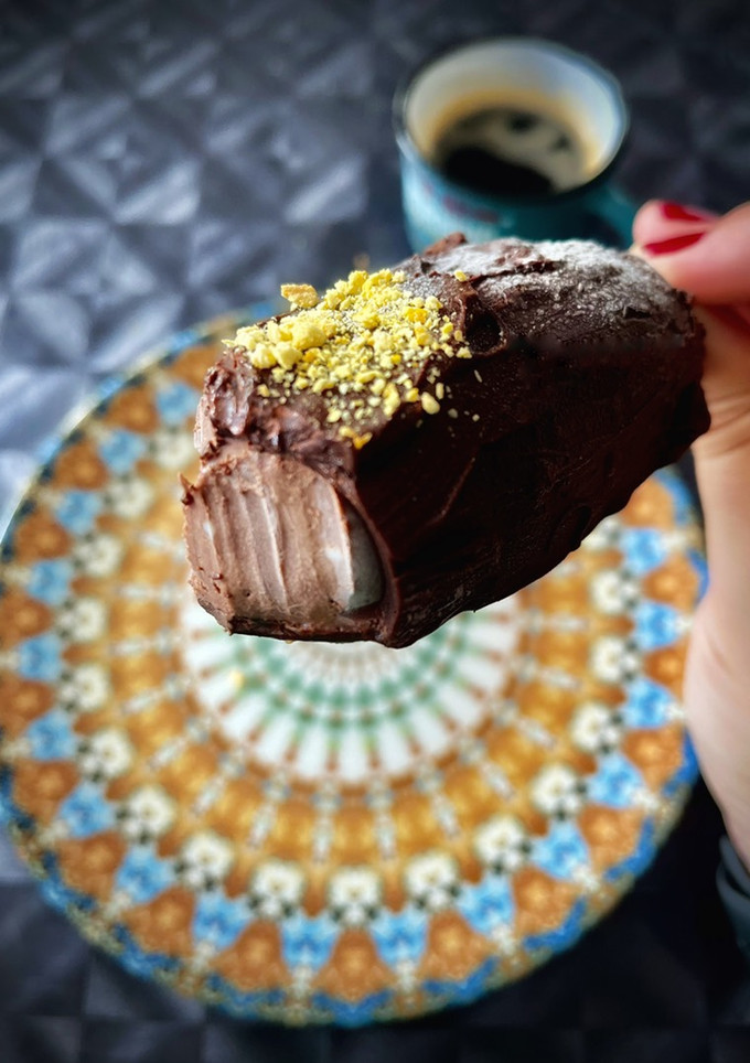 Una foto de Helado cheesecake de chocolate con crujiente de chocolate y naranja (en moldes Lékué)