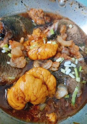 Hình của món Cá rô kho trứng với tóp mỡ.