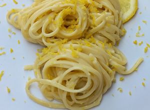 Una foto de Tallarines con Crema de Limón 🍋 - Linguine al Limone