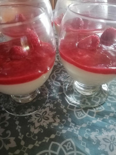 Una foto de Crema de chocolate blanco con puré de frambuesas en MCC o a mano