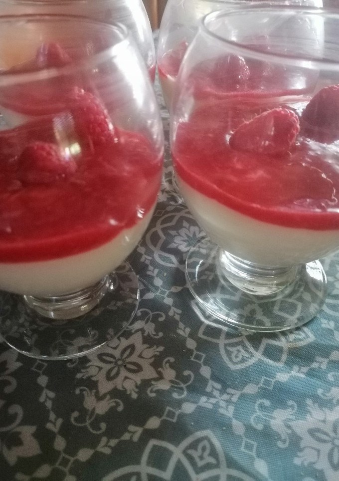 Una foto de Crema de chocolate blanco con puré de frambuesas en MCC o a mano