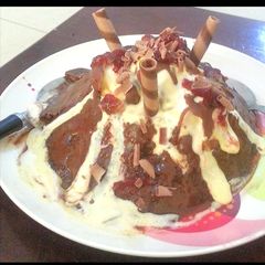 A picture of Instant lava cake.
