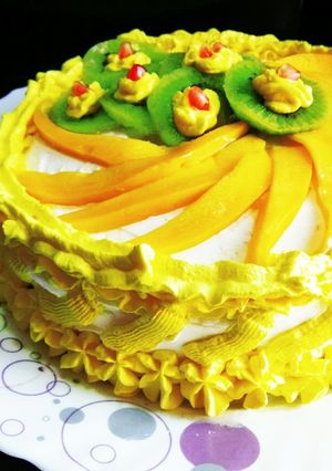 मैंगो कीवी केक (Mango Kiwi cake recipe in Hindi) रेसिपी मुख्य फोटो