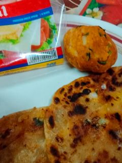 ચીઝી આલૂ પરાઠા (Cheesy Aloo Paratha Recipe In Gujarati) રેસીપી મુખ્ય ફોટો