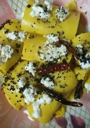 खांडवी (Khandvi recipe in hindi) रेसिपी मुख्य फोटो