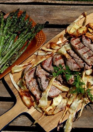 Zdjęcie przepisu Grillowana polędwiczka z talarkami, szparagami i pasternakiem.