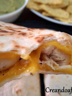 Una foto de Tortillas de trigo con pollo, queso y guacamole