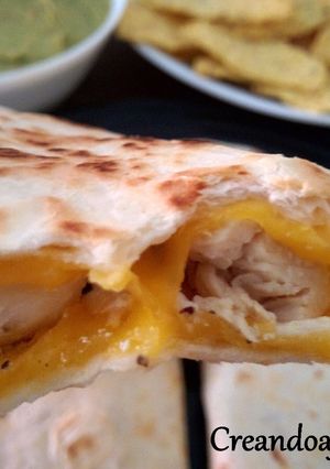 Una foto de Tortillas de trigo con pollo, queso y guacamole