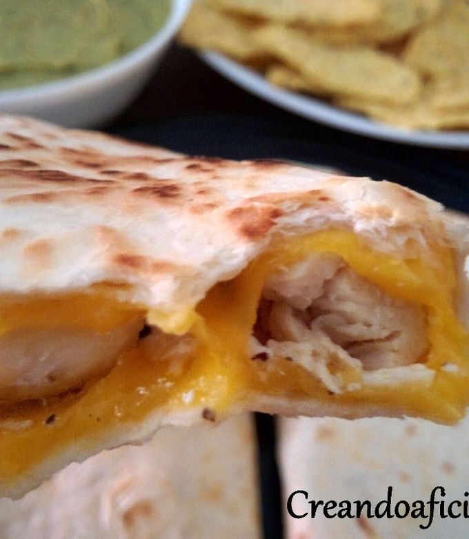 Una foto de Tortillas de trigo con pollo, queso y guacamole