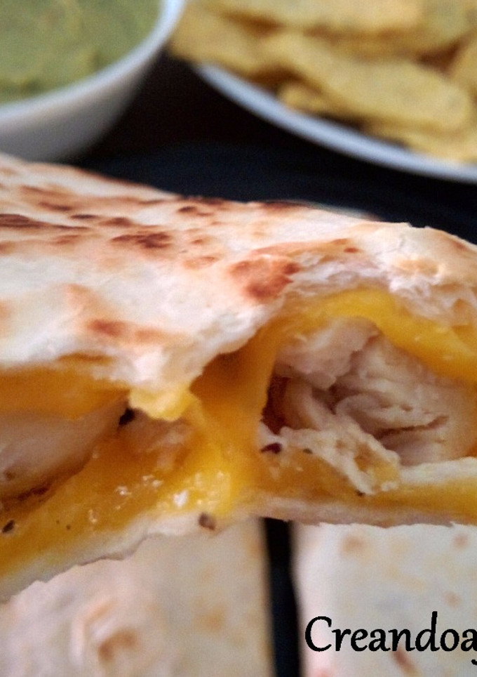 Una foto de Tortillas de trigo con pollo, queso y guacamole
