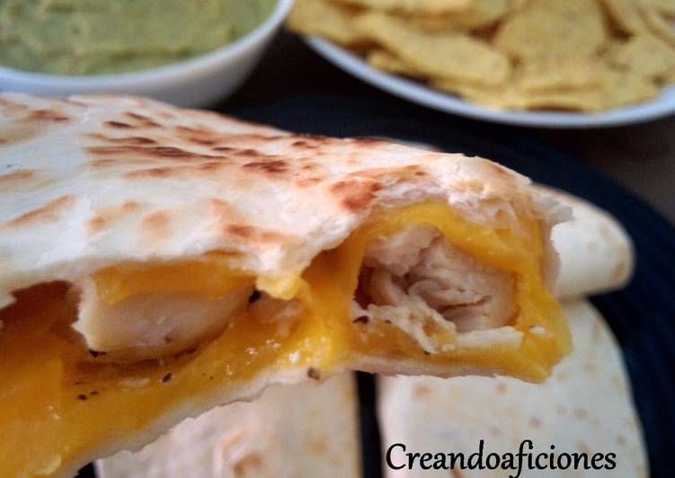 Tortillas de trigo con pollo, queso y guacamole