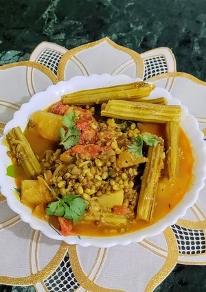 A picture of Green Lentils Drumstick Curry.