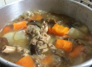 Hình của món Đùi gà sốt nấm cà rốt.