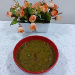 A picture of Urad dal with spenich.