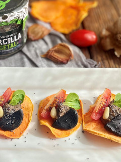 Una foto de Chips de boniato con morcilla vegetal