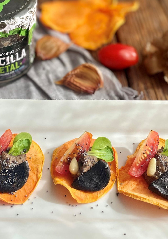 Una foto de Chips de boniato con morcilla vegetal