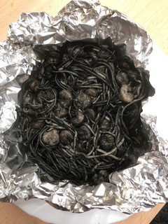 Una foto de 203. Espaguetis negros con gulas al papillote (principal pasta)