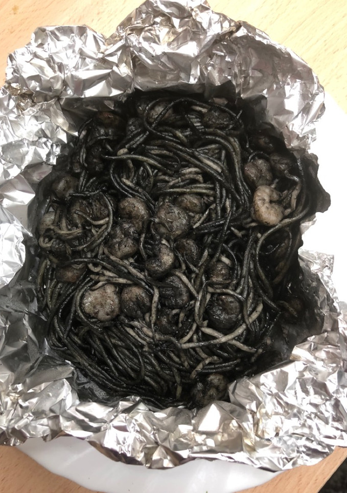 Una foto de 203. Espaguetis negros con gulas al papillote (principal pasta)