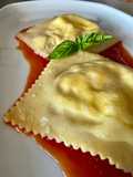 Ravioli ripieni di stracciatella su letto di salsa paesana
