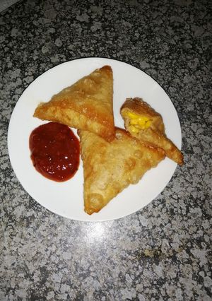 A picture of Cheese and corn samoosa's.