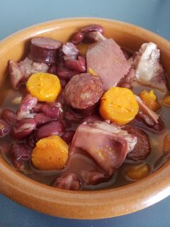 Una foto de Alubias pintas con oreja y chorizo