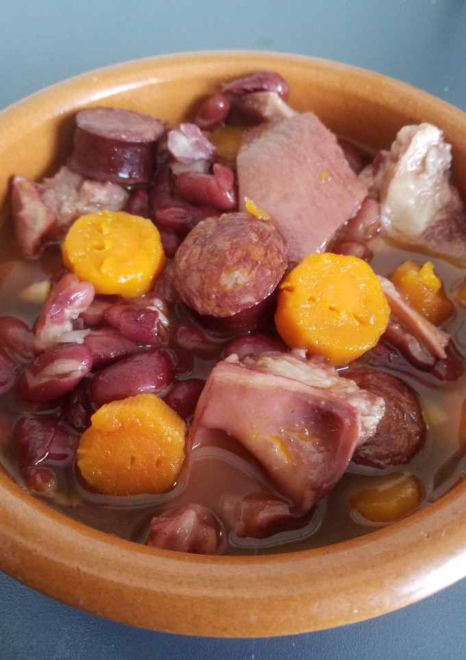 Una foto de Alubias pintas con oreja y chorizo