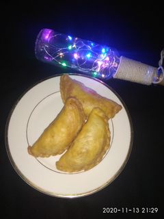 लेयर्ड गुजिया (Layered Gujiya recipe in Hindi) रेसिपी मुख्य फोटो