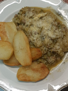 Una foto de Guiso de zapallo italiano con papas doradas