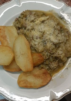 Una foto de Guiso de zapallo italiano con papas doradas
