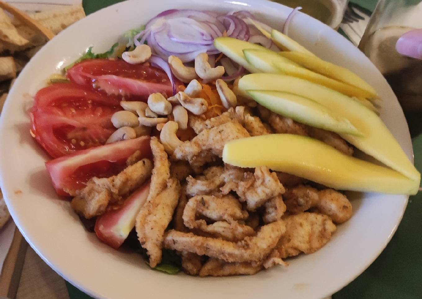 Ensalada de mango y chocos fritos