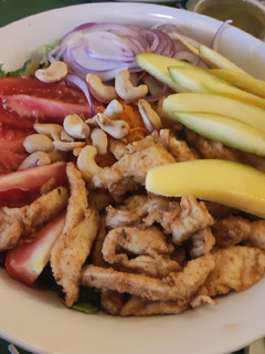 Una foto de Ensalada de mango y chocos fritos