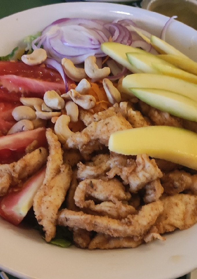 Una foto de Ensalada de mango y chocos fritos