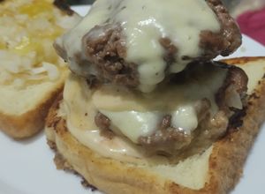Una foto de Sándwich🥯doble carne🍖con queso🧀🥪🧅