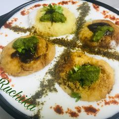 A picture of Dahi Bhalla.