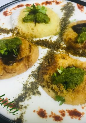 A picture of Dahi Bhalla.
