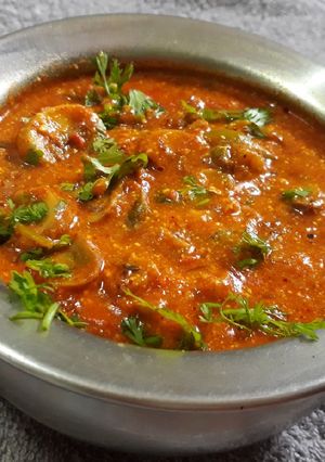 मशरूम मसाला (mushroom masala recipe in marathi) रेसिपी चे मुख्य फोटो 