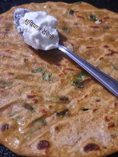 स्प्रिंग ओनिअन थालिपीठ (spring onion thalipeeth recipe in marathi) रेसिपी चे मुख्य फोटो