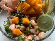 Una foto de camarón mango ceviche
