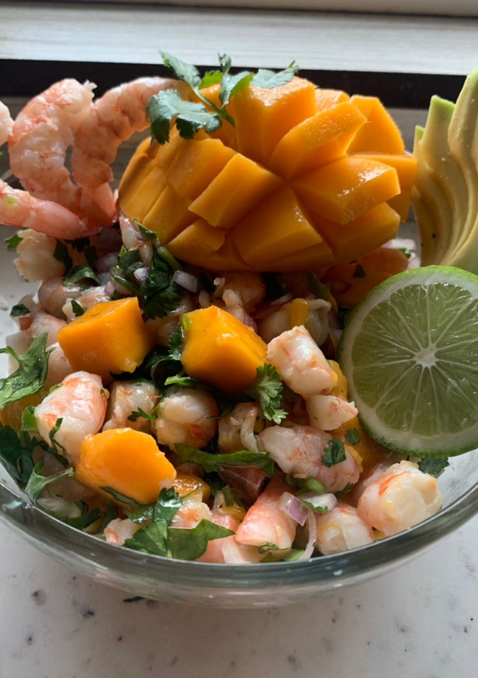 Una foto de Ceviche de camarón 🍤 con mango
