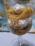 Copa con postre, merenguitos y galletitas