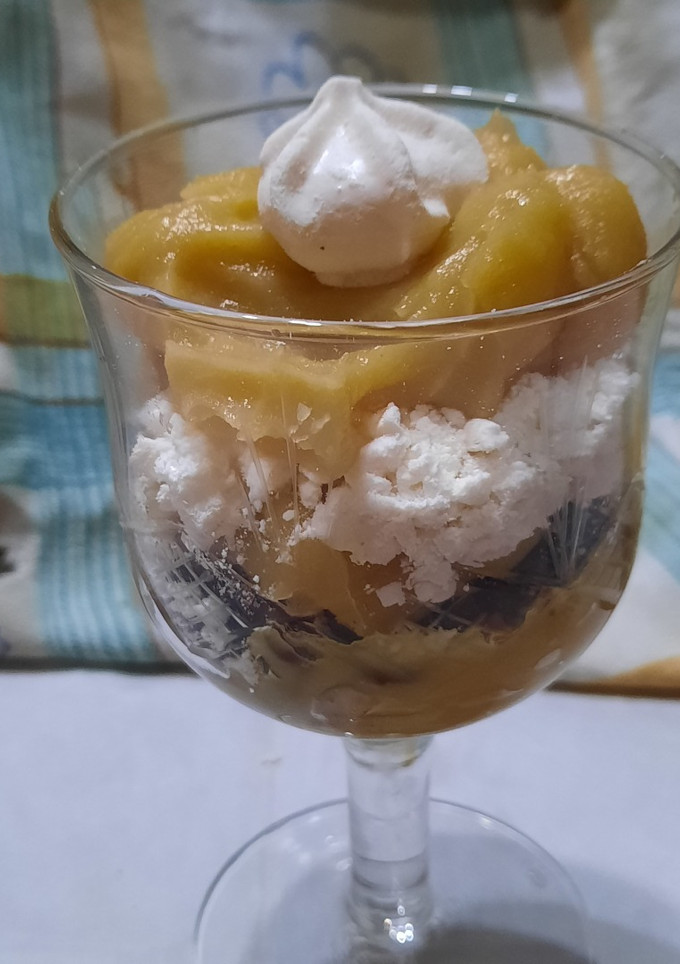 Una foto de Copa con postre, merenguitos y galletitas