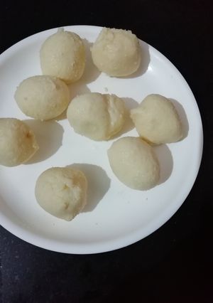 A picture of Dahi bhalle.