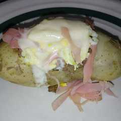 Una foto de Papas rellenas con carne, jamón y queso