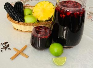 Una foto de Chicha morada peruana