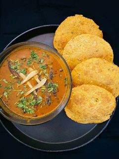 बेड़मी पूरी और आलू की सब्जी (Bedmi Puri aur aloo ki sabzi recipe in hindi) रेसिपी मुख्य फोटो