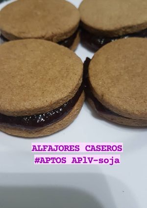 Una foto de Alfajores de membrillo apto aplv